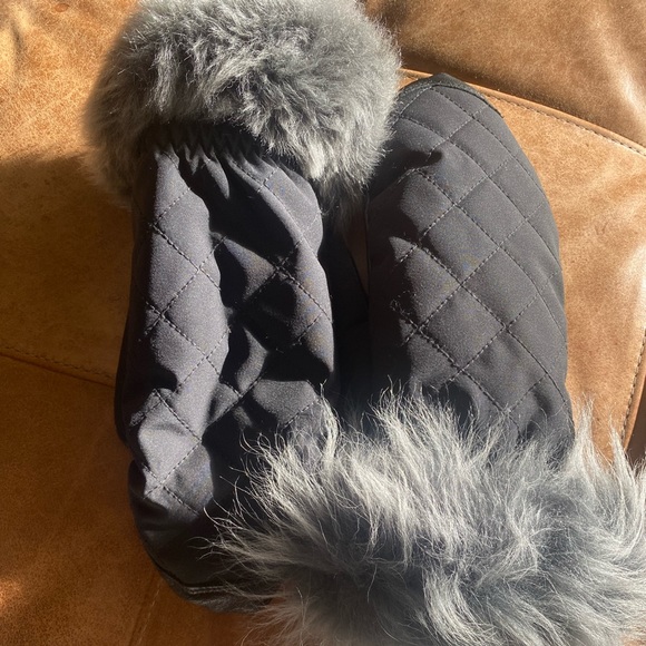 UGG Quilted Smart Mittens - Mismatched Sizes - As Is - Picture 9 of 13